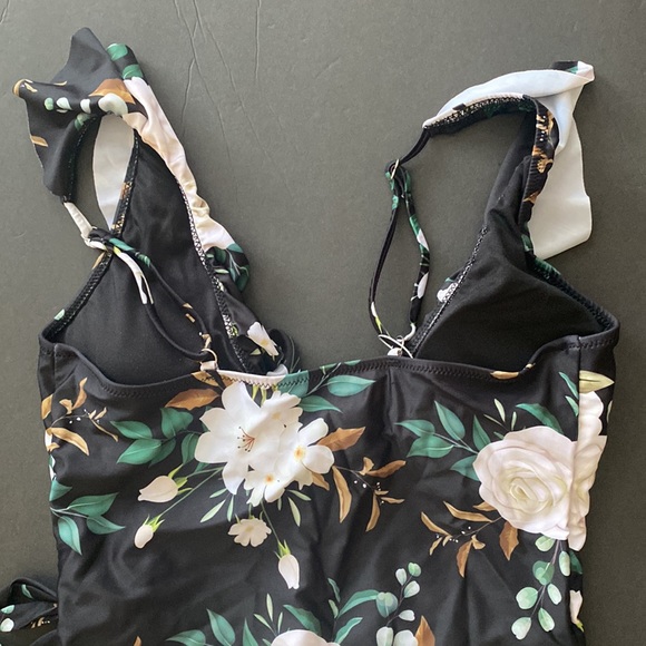 New Beachsissi Faux Wrap Floral Ruffle One Piece M - Picture 7 of 7